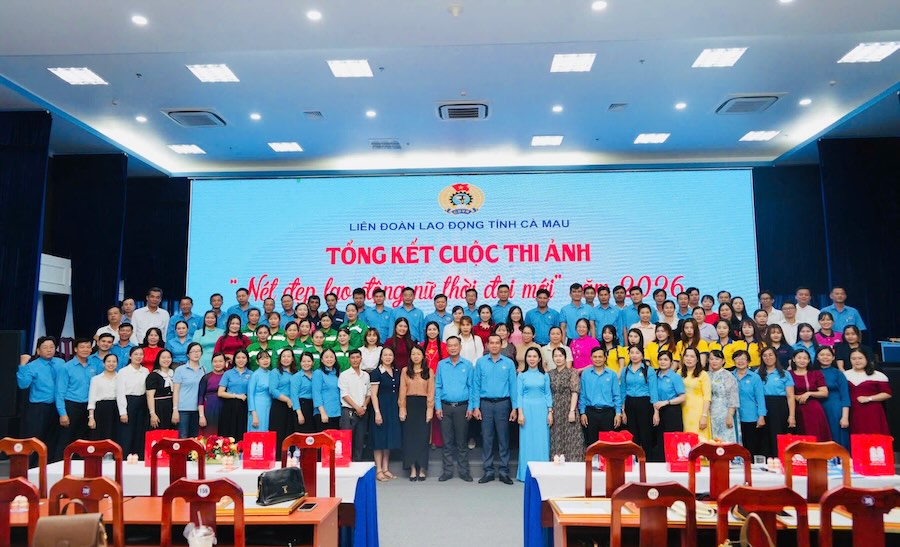 Leaders of Ca Mau province, leaders of the Provincial Labor Federation and union members and workers take souvenir photos at the award ceremony. Photo: Thieu Vu