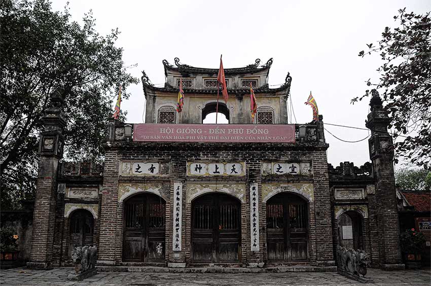 La majestuosidad de la puerta del templo Phu Dong impresiona a los turistas. Foto: Vu Quoc Huy