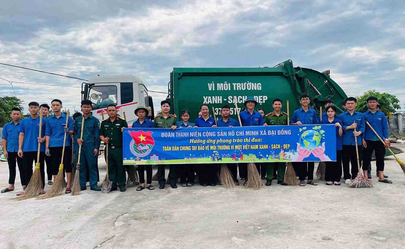 Các đoàn viên, thanh niên Nghệ An ra quân hành động bảo vệ môi trường. Ảnh: Ngọc Anh