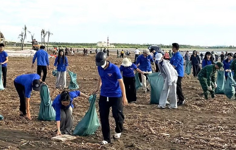 Nghe An youth launch a campaign to clean up the beach, spreading the message of joining hands to protect a green - clean - beautiful environment. Photo: Ngoc Anh