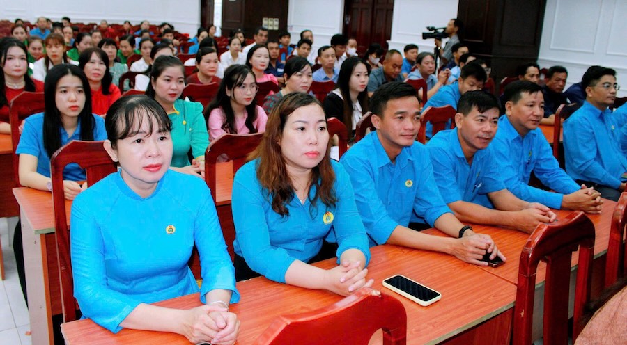 The Ca Mau Provincial Labor Federation organized a quick deployment of the results of the 14th Vietnam Trade Union Congress to full-time trade union officials, union members and workers in the province. Photo: Thieu Vu