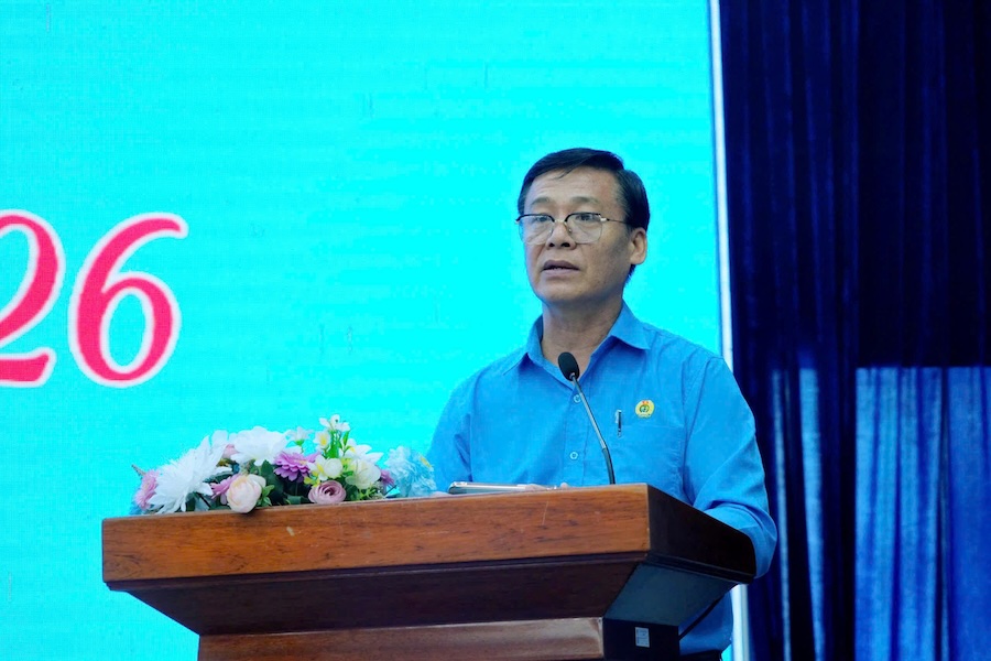 Phó Chủ tịch Liên đoàn Lao động tỉnh Cà Mau Huỳnh Văn Đậm thông tin những nội dung trọng tâm của Đại hội XIV Công đoàn Việt Nam. Ảnh: Thiệu Vũ