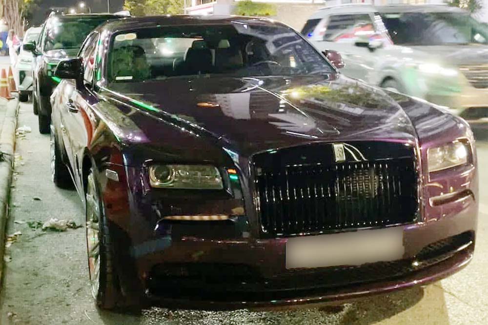 The Rolls-Royce Wraith super luxury coupe attracts attention with its distinctive purple exterior. Photo: Minh Hoang Ha
