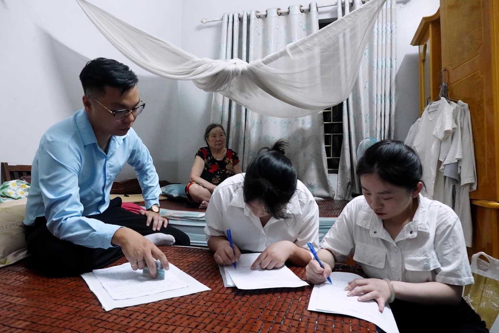 Hoạt động hỗ trợ tận nơi giúp người hưởng lương hưu hoàn tất giấy ủy quyền trước thời hạn quy định. Ảnh: Trang Anh