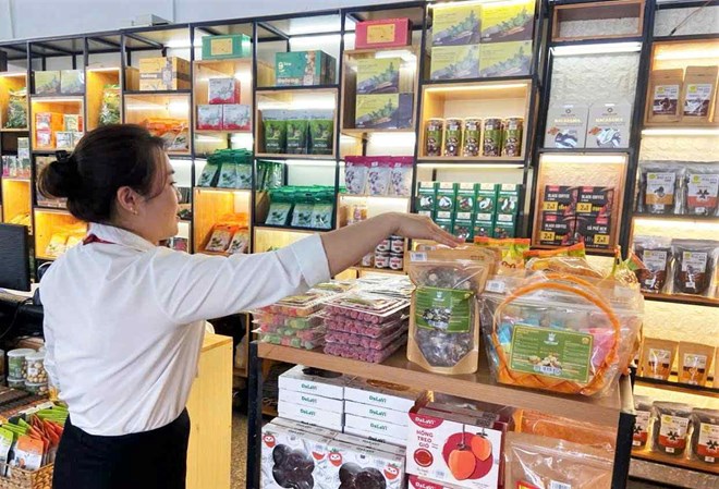 Farmers in Lam Dong bring agricultural products to the commercial floor to serve the market. Photo: Phuc Khanh.