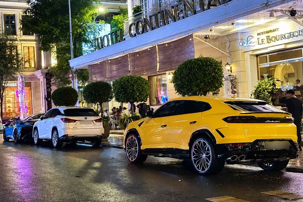 Lamborghini Urus SE et Aventador SV apparaissent dans les rues de Hô Chi Minh-Ville, attirant l'attention des passionnés de voitures. Photo: Phong Diệp