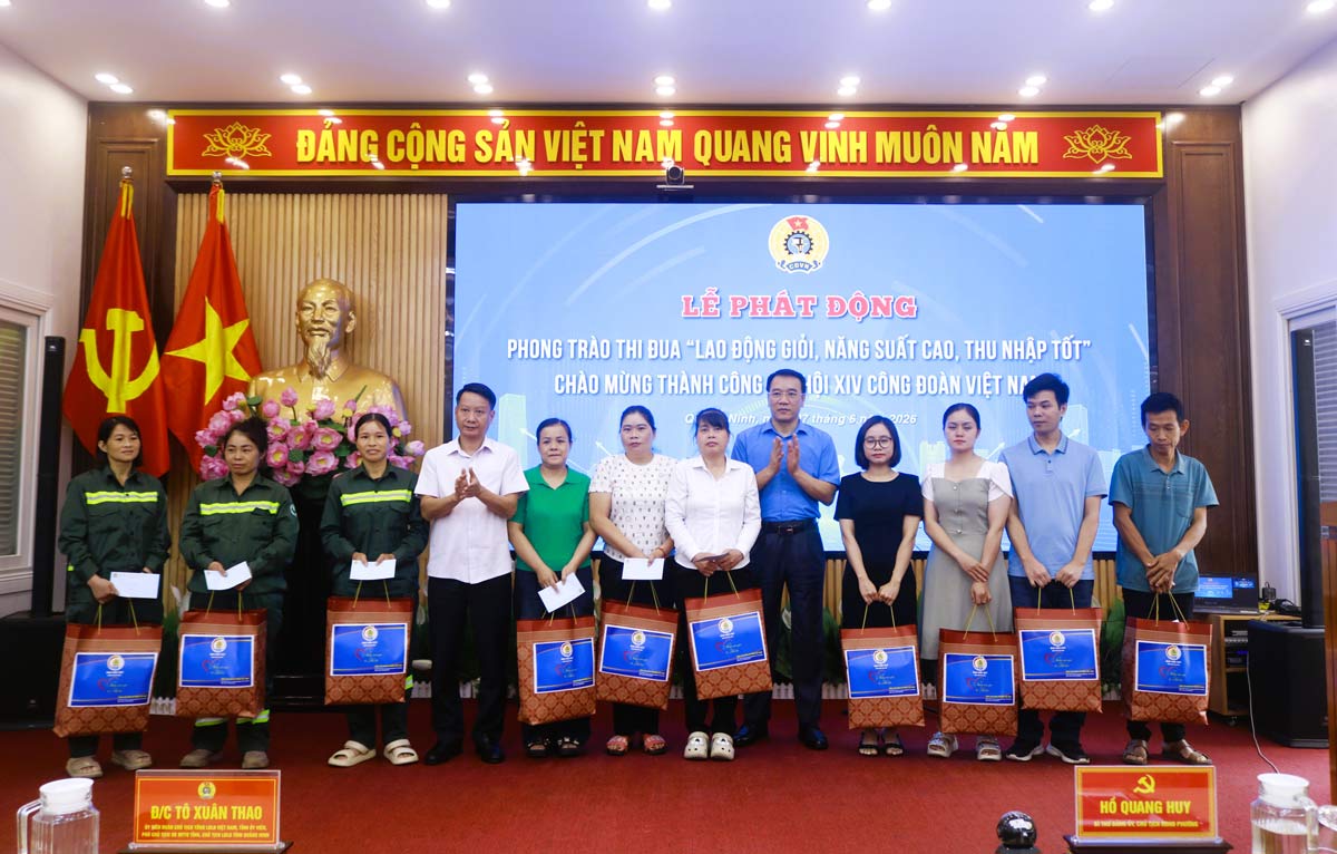 Leaders of Quang Ninh Provincial Labor Federation and Mong Cai 1 Ward Party Committee present gifts to workers and laborers. Photo: Quang Ninh Labor Federation