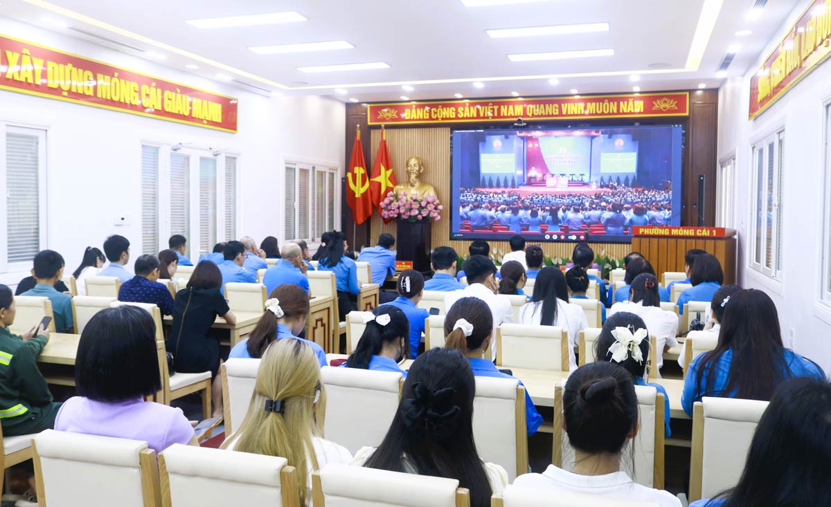 Quang cảnh điểm cầu trực tuyến phường Móng Cái 1, nơi có hơn 150 đại biểu, cán bộ công đoàn, công nhân, người lao động tham dự. Ảnh: LĐLĐ Quảng Ninh