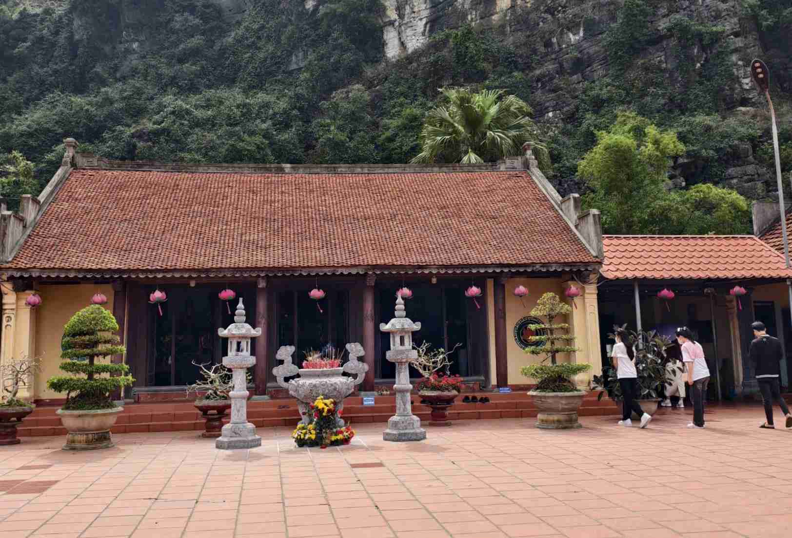 Chùa Duyên Ninh nằm ở phía tây của kinh thành Hoa Lư xưa, chùa quay hướng Đông Bắc, gồm có chính điện, nhà tổ, phòng khách, nhà ăn, tháp... Ảnh: Diệu Anh