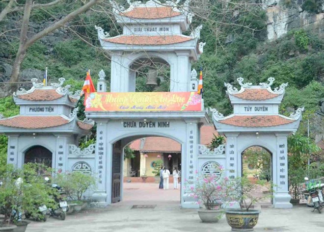 El templo Duyen Ninh está situado al pie de la montaña de piedra caliza en el Complejo del Patrimonio Cultural y Natural Mundial de Trang An. Foto: Dieu Anh