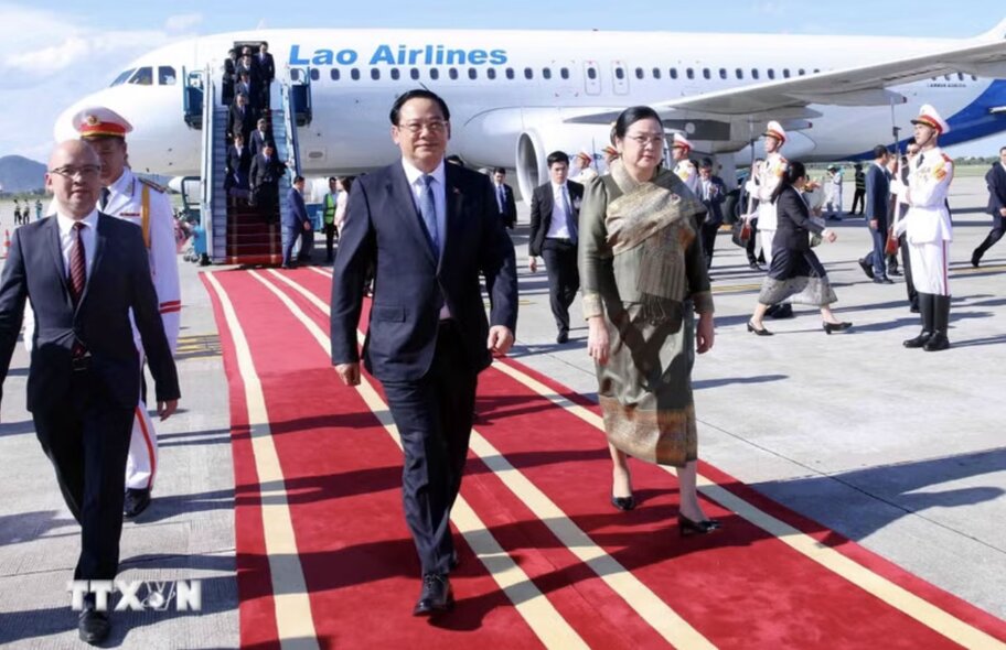 Lao Prime Minister Sonexay Siphandone and his wife arrived in Hanoi, beginning an official visit to Vietnam and attending the ASEAN Future Forum. Photo: VNA