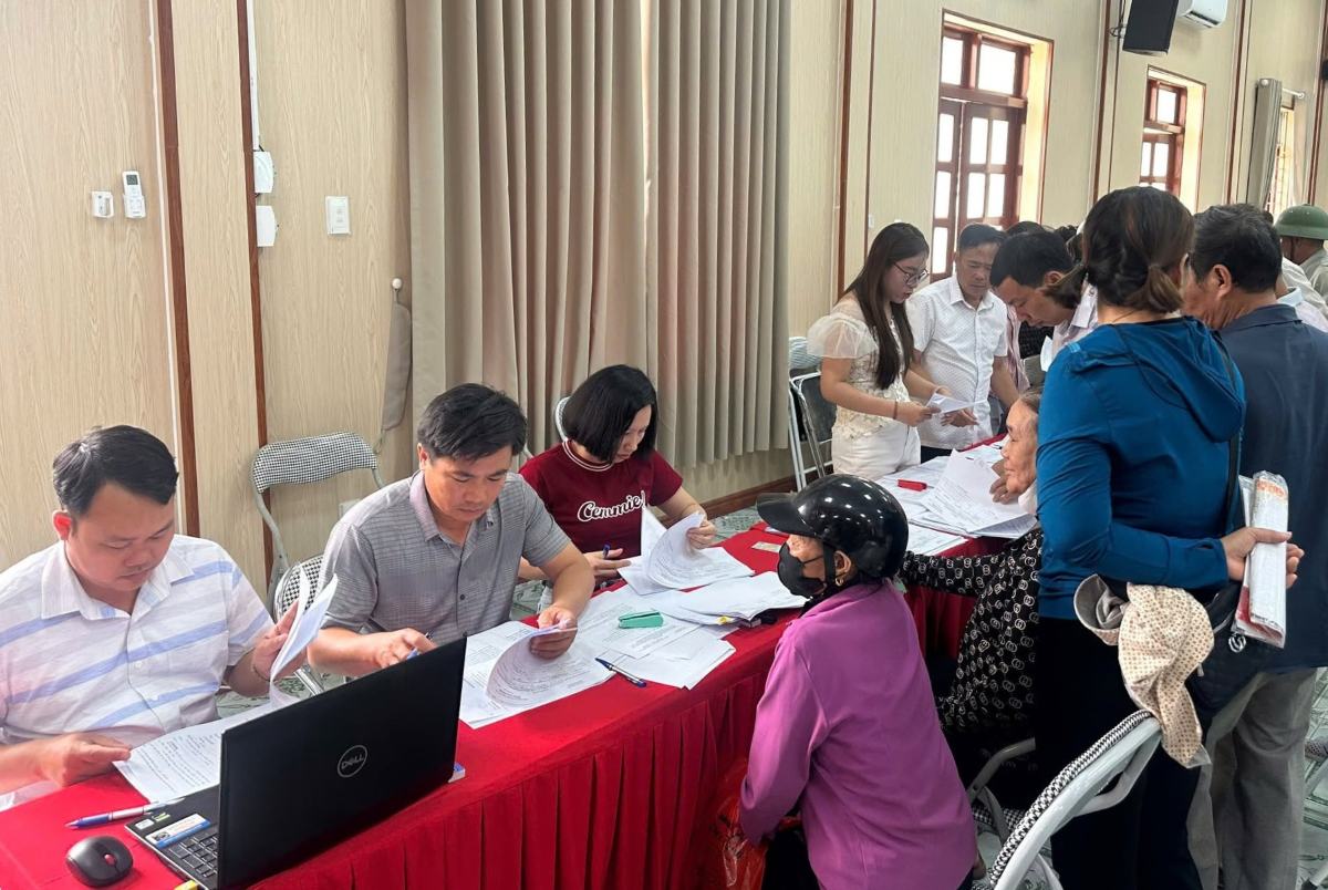 Households receive project compensation money. Photo: Chan Hung commune - Hai Phong city