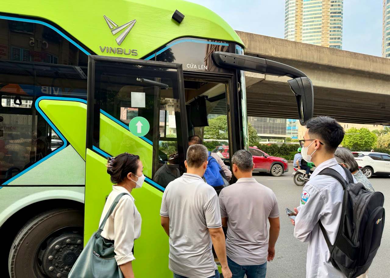Electric transportation is an inevitable trend of the 21st century. In the photo, people choose electric buses as their favorite means of transportation. Photo: Thuy Linh