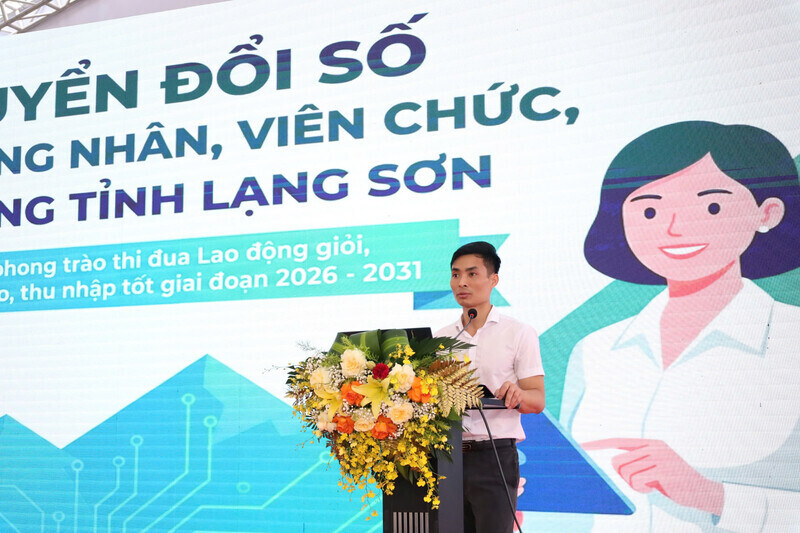Đại diện Trung tâm Công nghệ số, Sở Khoa học và Công nghệ tuyên truyền về ứng dụng khoa học công nghệ và chuyển đổi số. Ảnh: Khánh Linh
