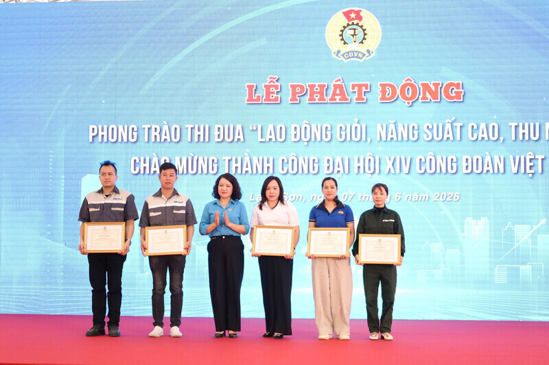 Các công nhân tiêu biểu được nhận bằng khen của Ban Chấp hành LĐLĐ tỉnh. Ảnh: Khánh Linh
