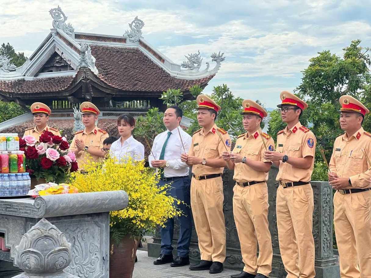National Traffic Police delegation offers incense at Chung Son Temple - the place to worship President Ho Chi Minh's ancestors. Photo: Ngoc Anh