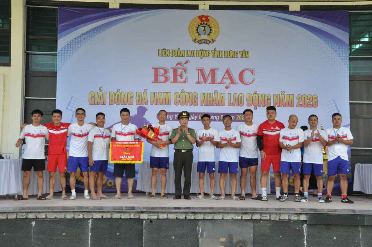 Đại diện các đội bóng xuất sắc nhận cờ và phần thưởng từ Ban tổ chức Giải bóng đá nam công nhân lao động tỉnh Hưng Yên năm 2026. Ảnh: Hải Minh
