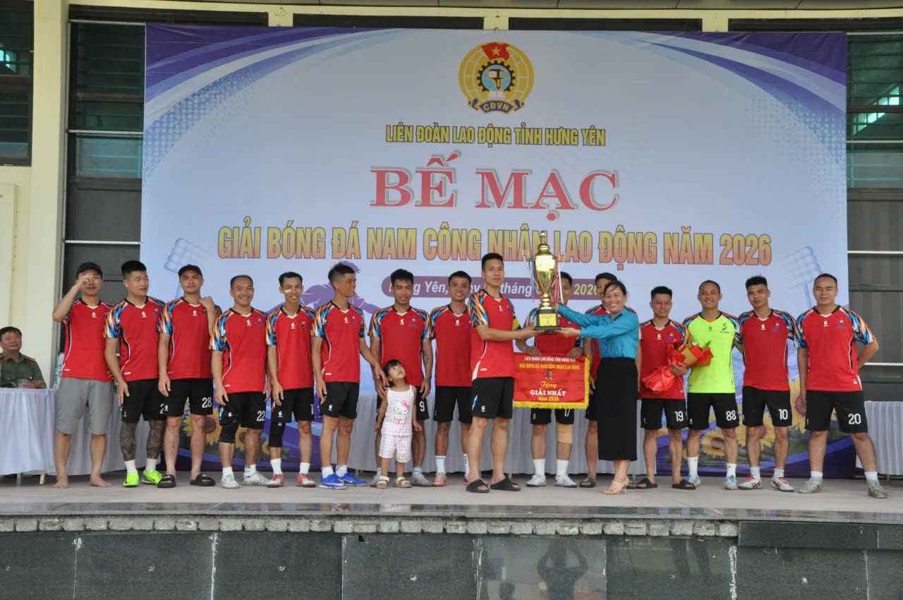 The organizing committee awarded the championship cup to the Trade Union team of TAV Co., Ltd. at the closing ceremony of the tournament. Photo: Hai Minh
