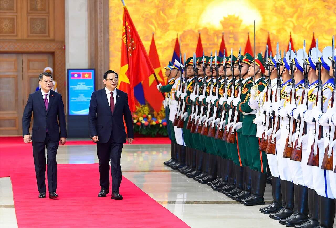 Politburo Member, Prime Minister Le Minh Hung and Prime Minister Sonexay Siphandone review the Vietnam People's Army Honorary Corps. Photo: Hai Nguyen