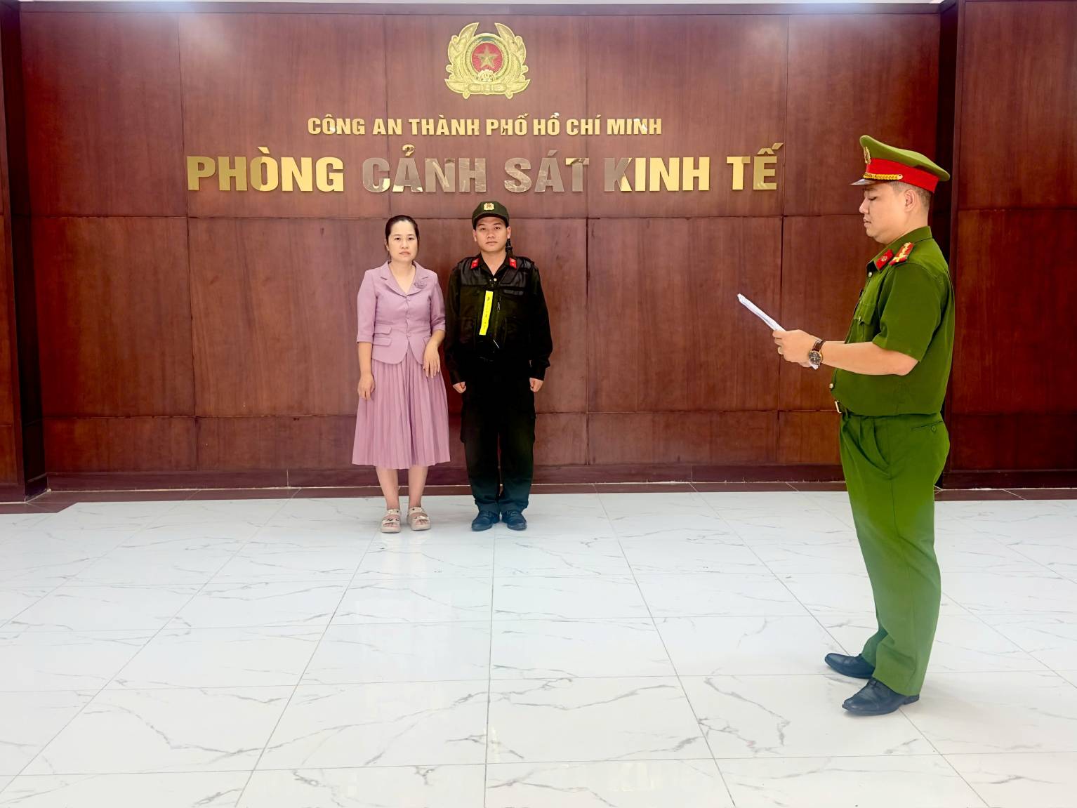 Cơ quan cảnh sát điều tra thực hiện thủ tục tống đạt Quyết định khởi tố bị can, Quyết định phê chuẩn QĐKT bị can đối với Hoàng Thị Bích Ngọc. Ảnh: Công an 