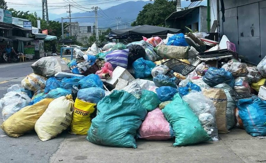 Authorities and people are making efforts to collect and treat themselves, but still cannot handle the huge amount of thousands of tons of garbage every day. Photo: Truong An