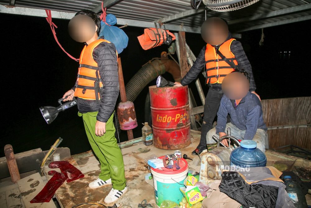The Economic Police Department, Quang Tri Provincial Police surrounded and arrested subjects illegally mining sand on the Gianh River on February 5, 2026. Photo: Reporter