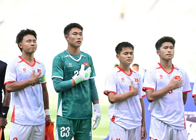 Le Vietnam U19 rencontre l'Indonésie U19 lors du dernier tour de la phase de groupes de l'AFF U19. Photo: VFF