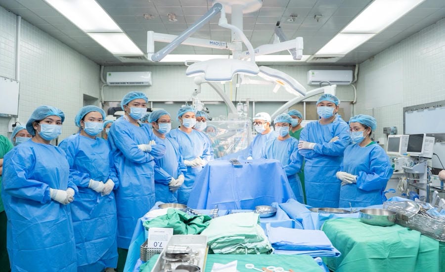 The team of doctors at Cho Ray Hospital observes silence for organ donors before performing organ extraction. Photo: BVCR