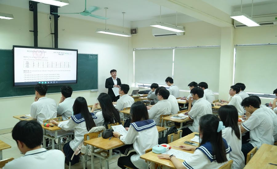 La escala del examen de graduación de la escuela secundaria superior de este año es mayor que en años anteriores, con 1,22 millones de candidatos registrados para el examen. Foto: Vân Trang