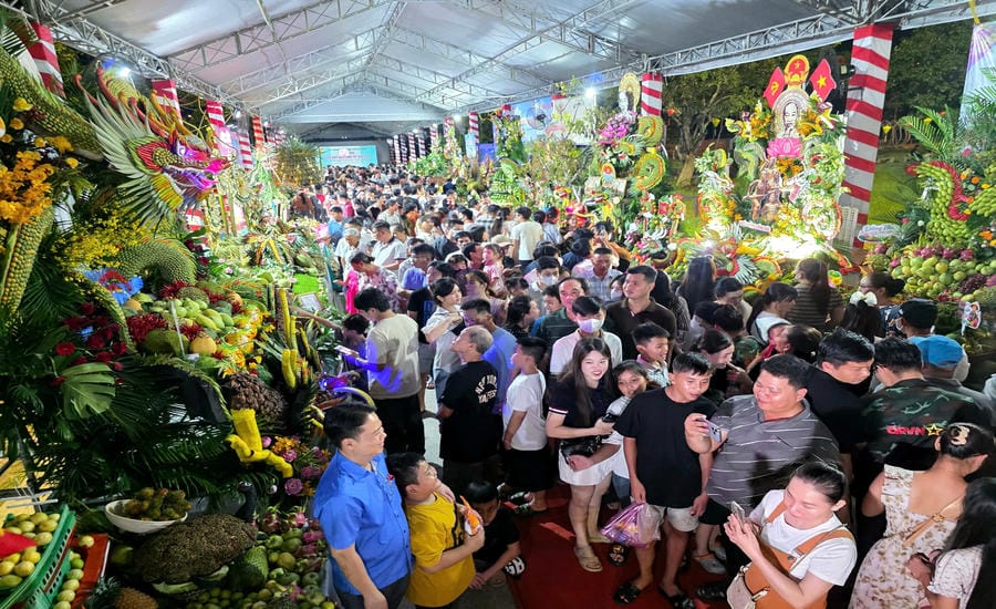 The 1st Dong Thap Fruit Festival in 2026, held from June 5th to 8th, attracted thousands of people and tourists from all over to visit and have fun. Photo: Phong Linh