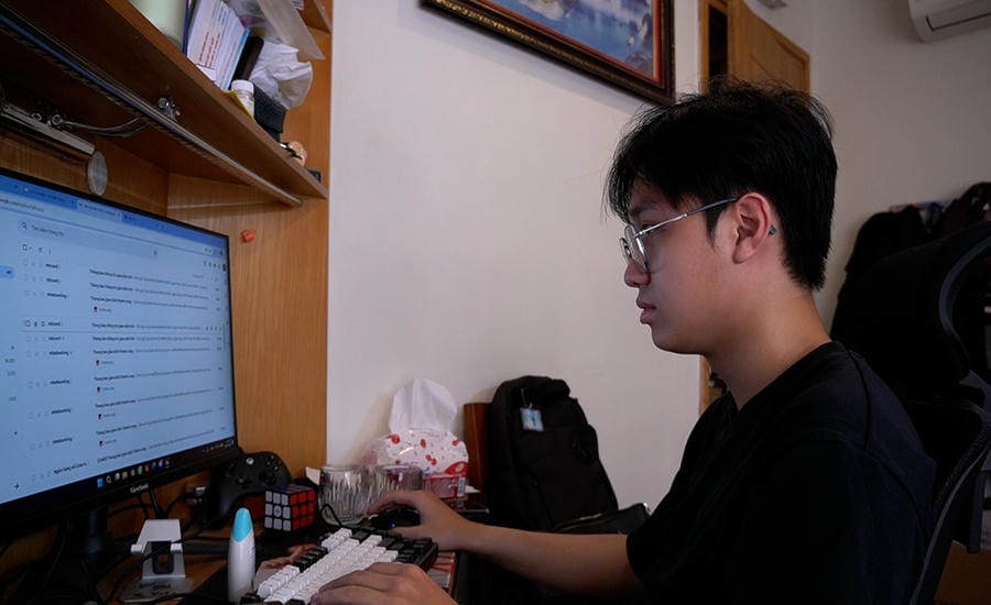 El Sr. Bui Minh Giang tiene actualmente miopía de 3,5 dioptrías en un ojo y 4,5 dioptrías en el otro, aunque ha investigado la cirugía de refracción, el Sr. Giang todavía lo considera debido al costo del tratamiento. Foto: An Phuong