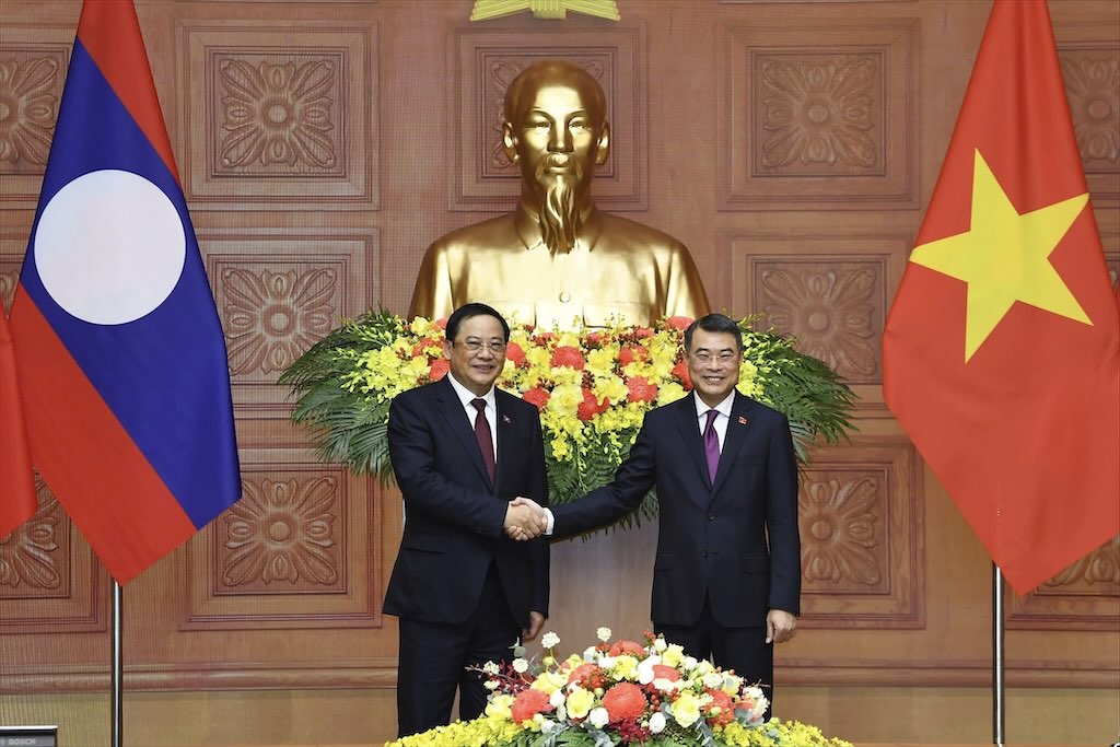 Politburo Member, Prime Minister Le Minh Hung and Lao Prime Minister Sonexay Siphandone exchange measures to promote the connection of the two economies of Vietnam - Laos. Photo: Hai Nguyen