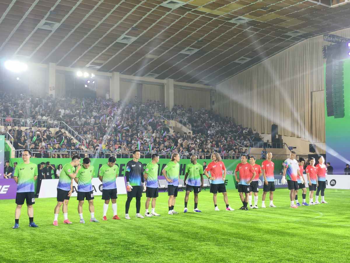 Xavi, Puyol and famous players attend the Legends Match friendly match on the evening of June 7. Photo: Nam Trung