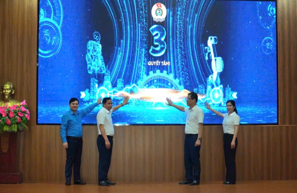 Delegates perform the launching ceremony, responding to the emulation movement "Good labor, high productivity, good income". Photo: Dieu Linh