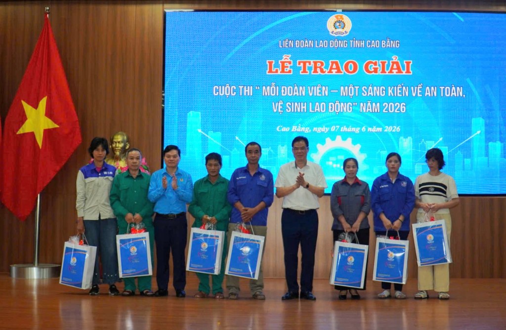 Trao quà từ Chương trình “Những món quà từ Đại hội XIV Công đoàn Việt Nam” cho đoàn viên, công nhân lao động mắc bệnh hiểm nghèo. Ảnh: Diệu Linh