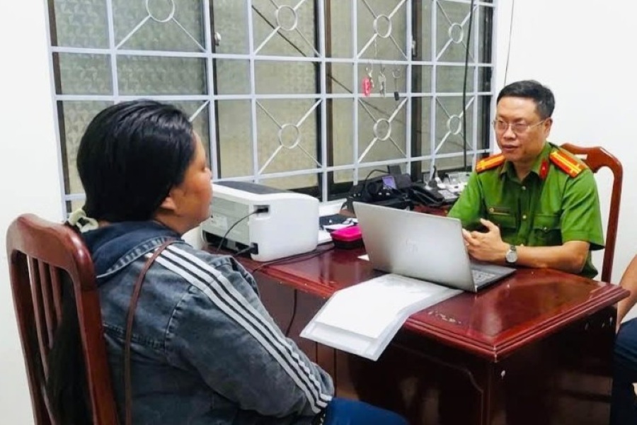 Tam Thang Ward Police working with D. T. T about child abuse. Photo: CA
