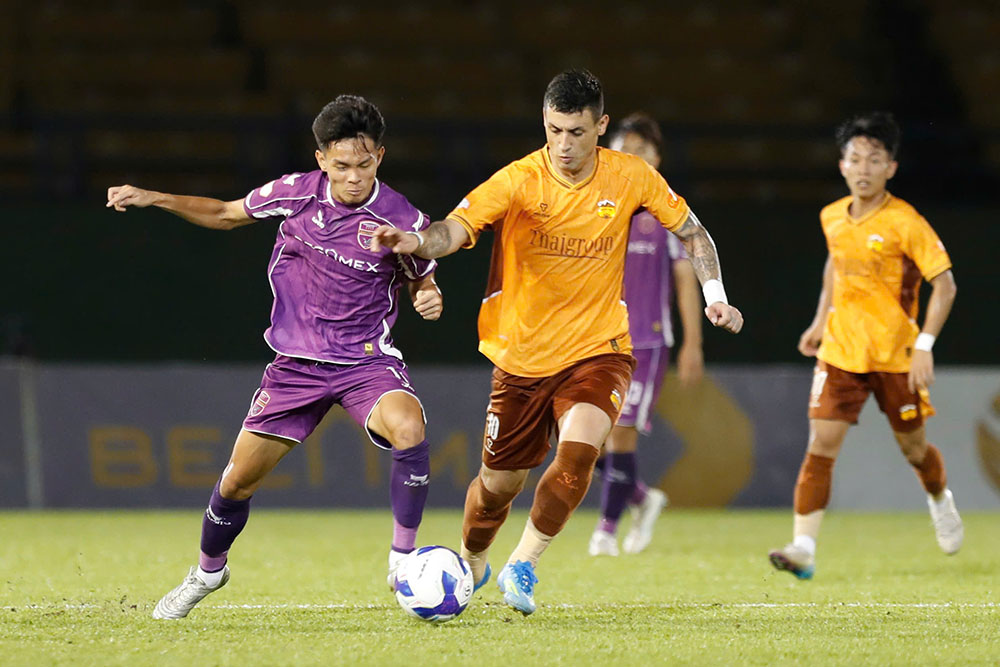 Becamex TPHCM (purple jersey) is relegated despite winning against Hoang Anh Gia Lai in the final round of V.League 2025-2026. Photo: Thanh Vu