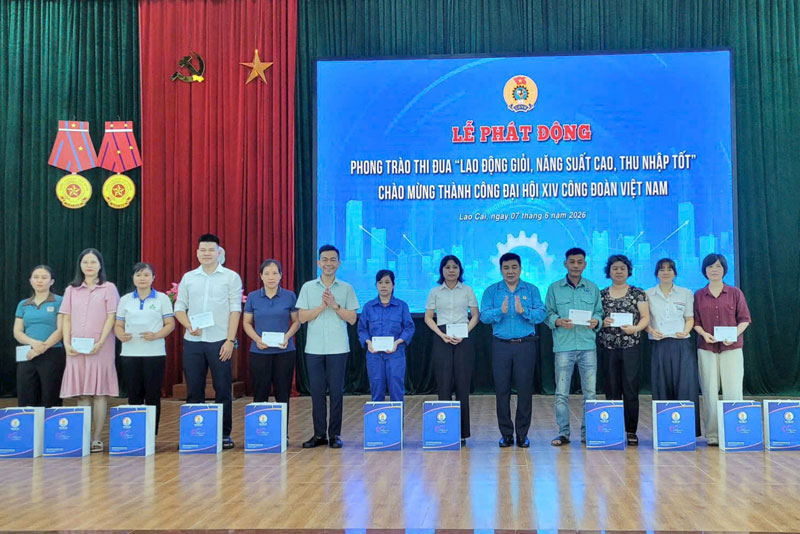 Trao quà cho đoàn viên, lao động có hoàn cảnh khó khăn. Ảnh: Huy Cường