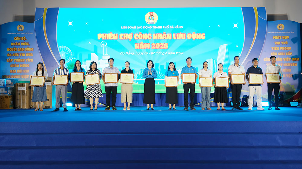 LĐLĐ TP trao Bằng khen của Tổng Liên đoàn Lao động Việt Nam cho các tập thể và cá nhân có thành tích xuất sắc trong phong trào thi đua lao động giỏi và xây dựng tổ chức Công đoàn vững mạnh năm 2025. Ảnh: Công đoàn Đà Nẵng