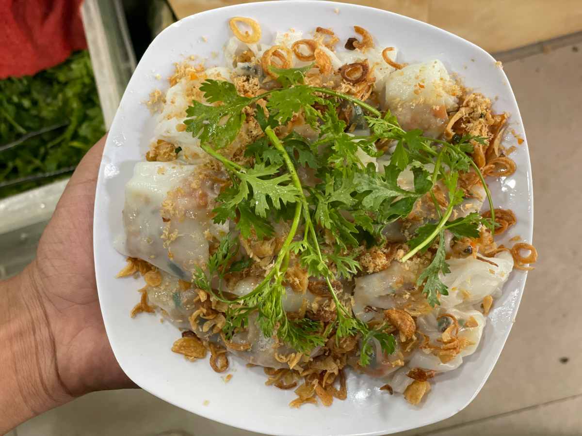 Đĩa bánh cuốn nóng hổi, nhìn giản đơn nhưng hương vị vô cùng hấp dẫn. Ảnh: I La