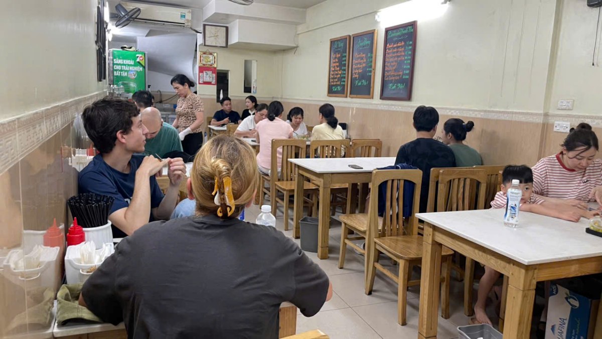 Theo ghi nhận vào khoảng 12h trưa, thực khách bắt đầu đổ về nườm nượp. Do không gian có hạn, nhiều người phải chấp nhận ngồi ghép bàn với nhau, nhưng ai nấy đều vui vẻ chờ đợi để thưởng thức đĩa bánh nóng hổi.
