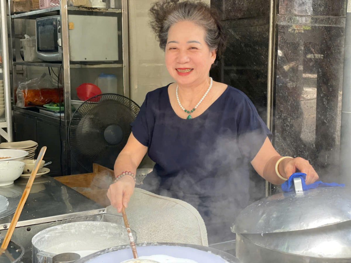 Bà Vân tráng bánh bên nồi hấp. Ảnh: I La