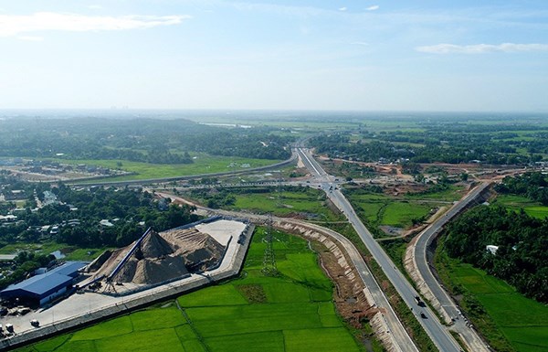 Pour le projet d'échangeur de la route nationale 14B avec l'autoroute Đà Nẵng - Quảng Ngãi, l'unité de construction se concentre sur le traitement du sol, la construction de voies de desserte et d'infrastructures techniques afin de réduire la pression du trafic. Photo: VGP
