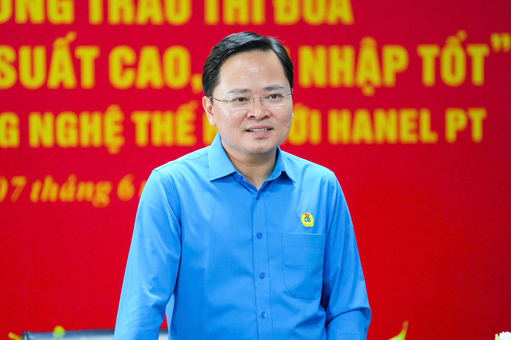 Member of the Party Central Committee, Chairman of the Vietnam General Confederation of Labour Nguyen Anh Tuan suggests an initiative mailbox to encourage workers. Photo: Huu Chanh