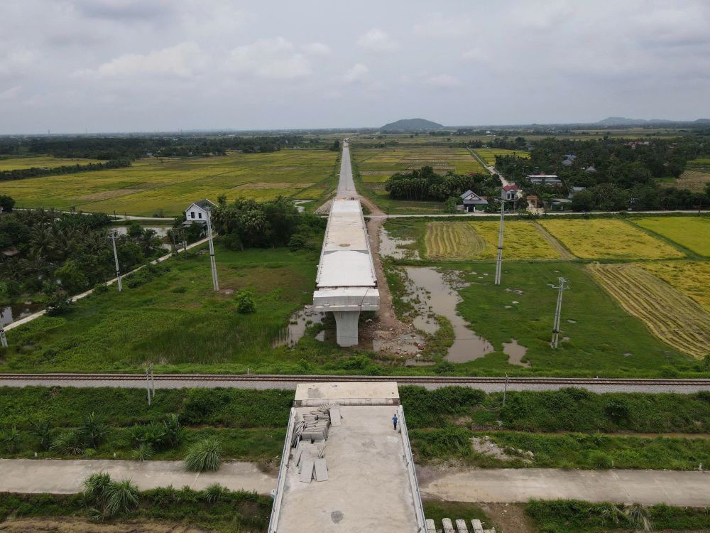 Cầu vượt đường sắt Bắc - Nam (ở xã Thắng Lợi) thuộc dự án tuyến đường nối từ đường tỉnh 504 đến đường Thọ Xuân - Nghi Sơn, tỉnh Thanh Hóa còn thiếu 1 nhịp chính. Ảnh: Quách Du