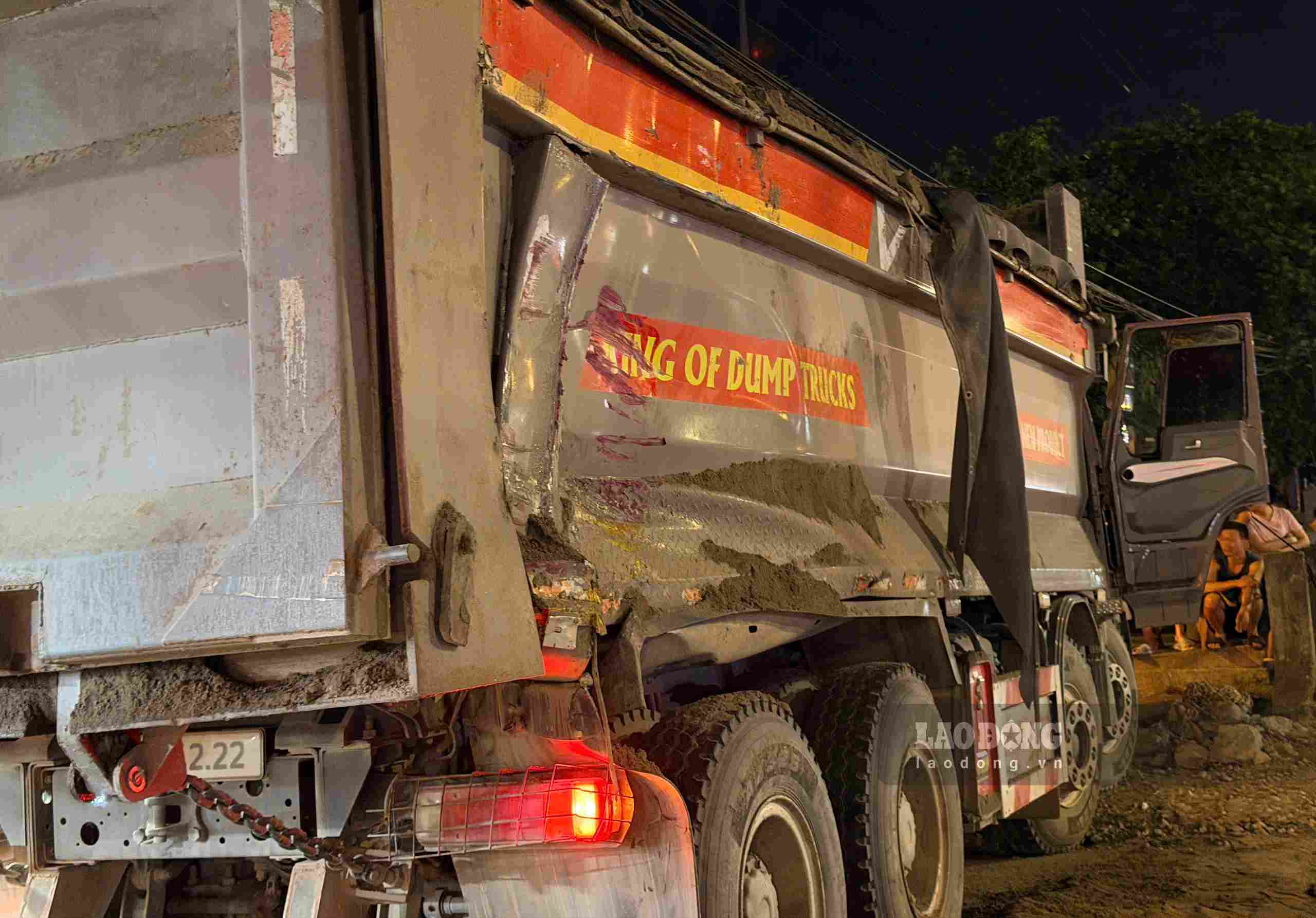 Xe tải bị tông văng, móp méo một bên thân. Ảnh: Hiếu Thành