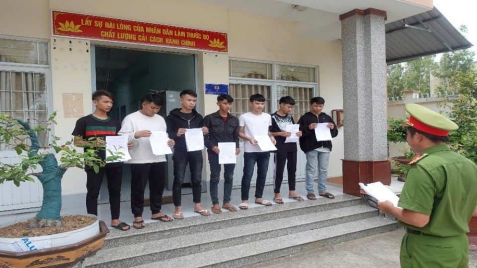 La policía del barrio de Đông Thành coordinó la entrega de la decisión de procesar al acusado y la orden de prohibición de abandonar el lugar de residencia para los sujetos relacionados con el caso de alteración del orden público. Foto: Policía de Vĩnh Long