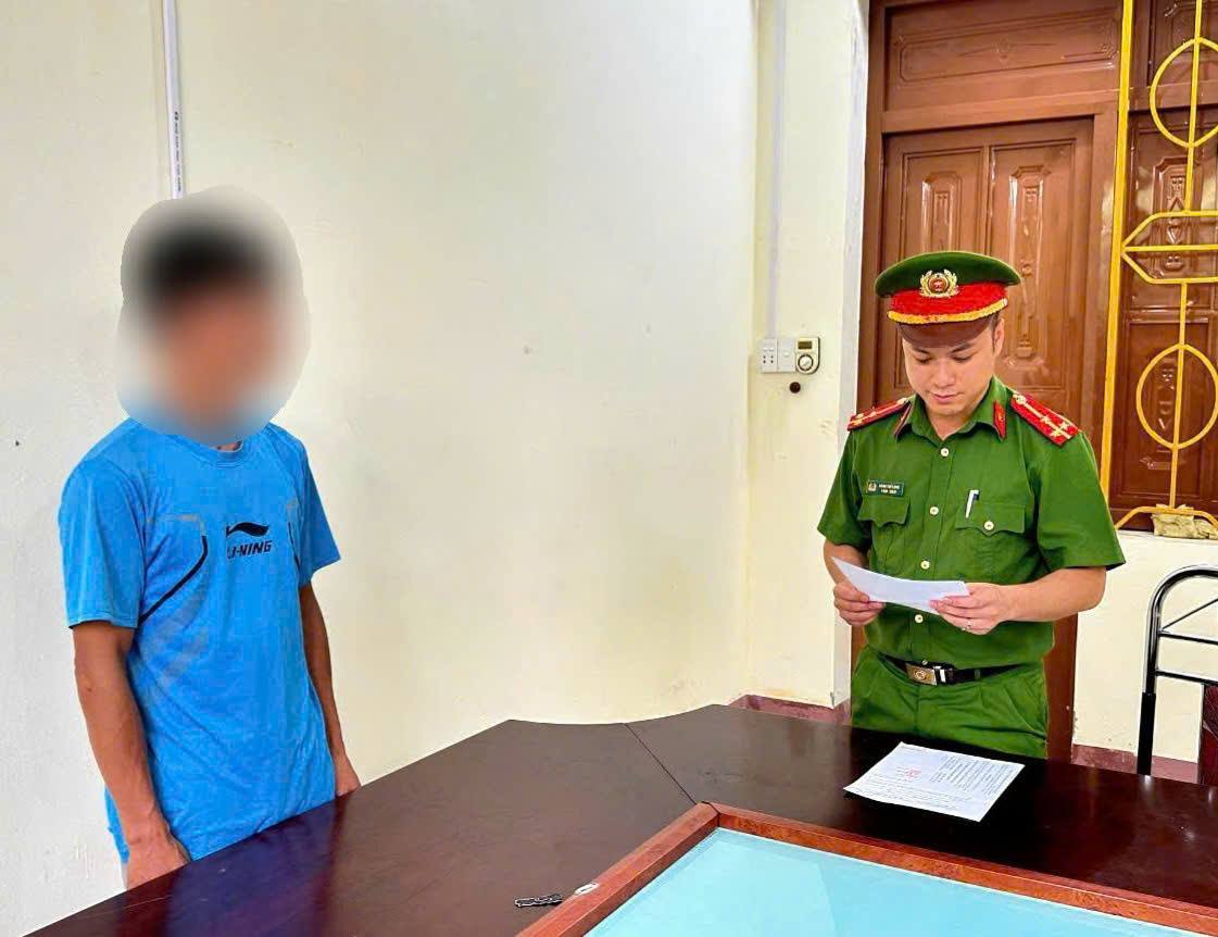 Cơ quan Cảnh sát điều tra Công an tỉnh tống đạt các quyết định khởi tố vụ án, khởi tố bị can đối với P.V.S. Ảnh: Công an Cao Bằng