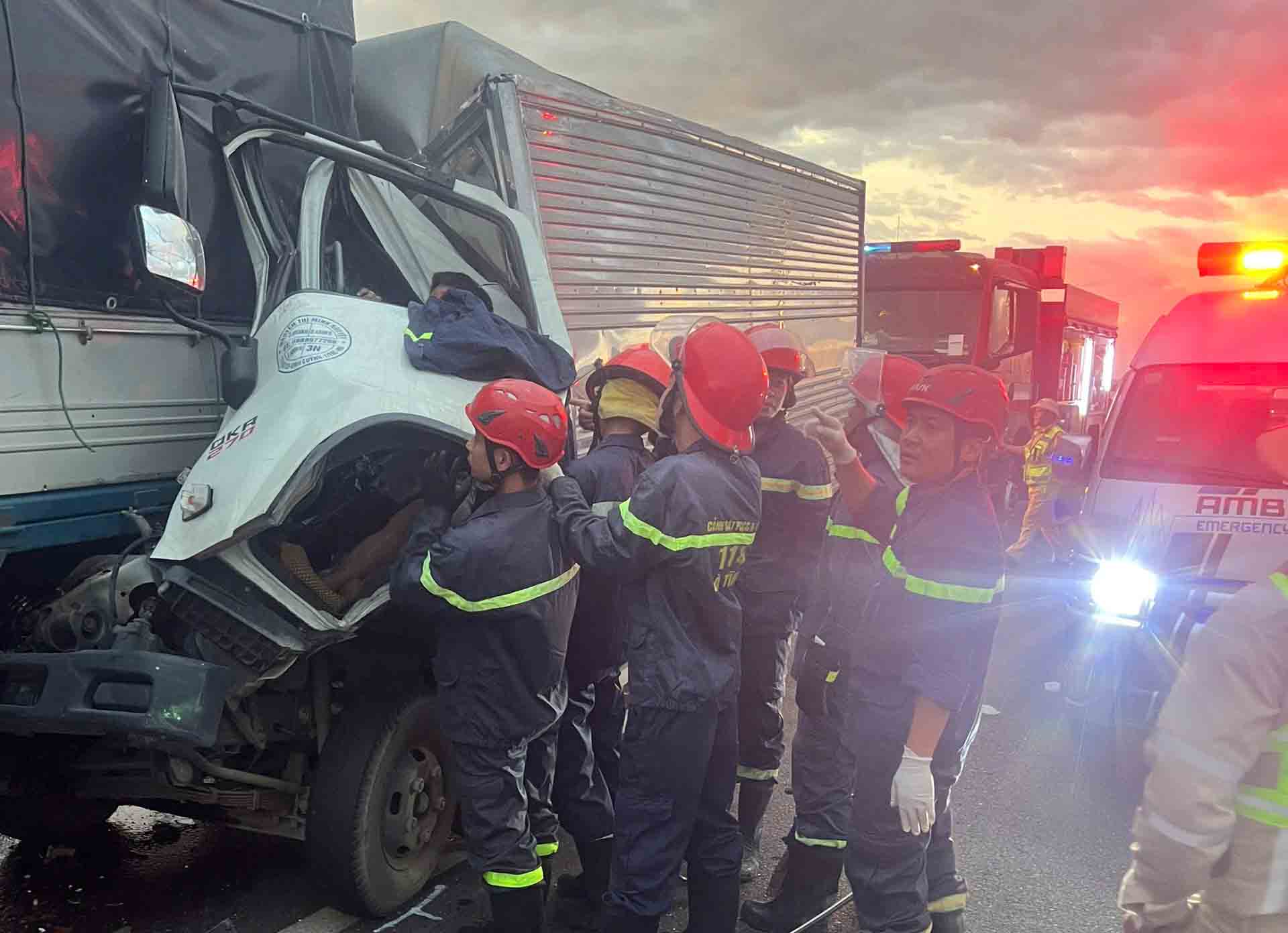 Rescue forces rescue victims trapped in cabins after a traffic accident on the highway. Photo: Hoang Anh