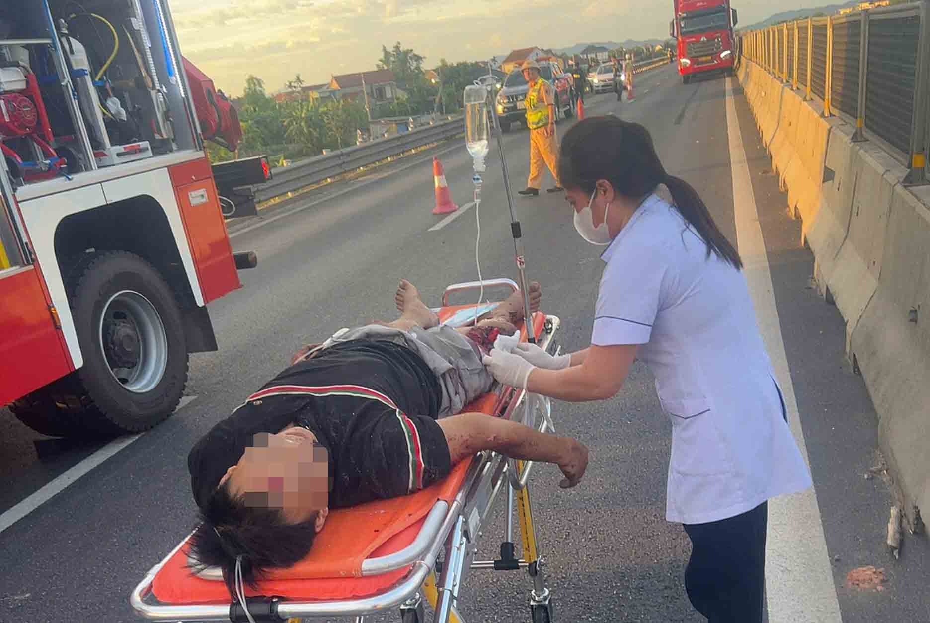 Một nạn nhân được sơ cứu ngay tại hiện trường vụ tai nạn. Ảnh: Hoàng Anh